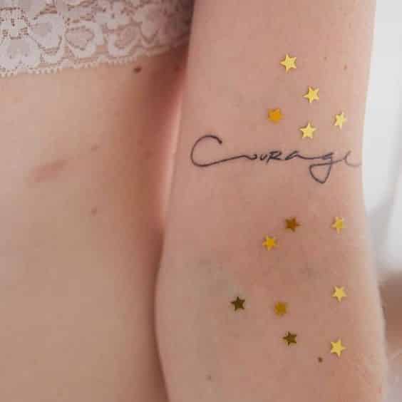 Tatuagem feminina letras no braço coragem site Tattoo And You tattooandyou.com.