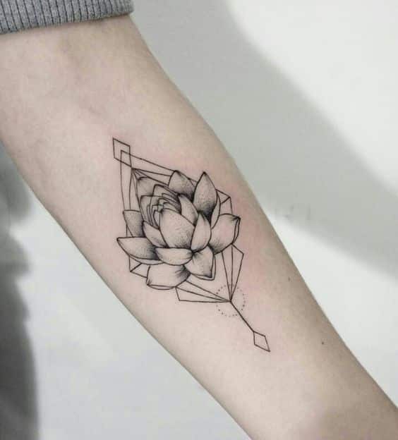 Tatuagem feminina pequena no braço flor minimalista site Tattoo And You tattooandyou.com.