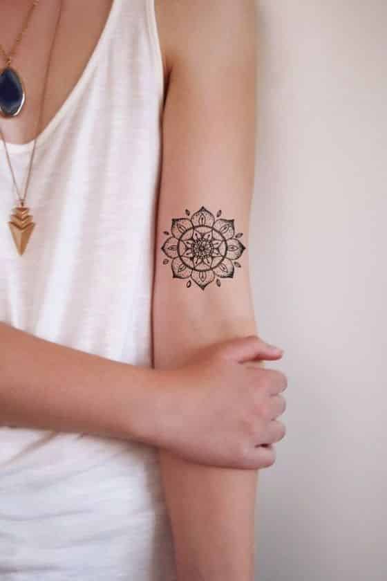 Tatuagem feminina pequena no braço mandala minimalista site Tattoo And You tattooandyou.com.