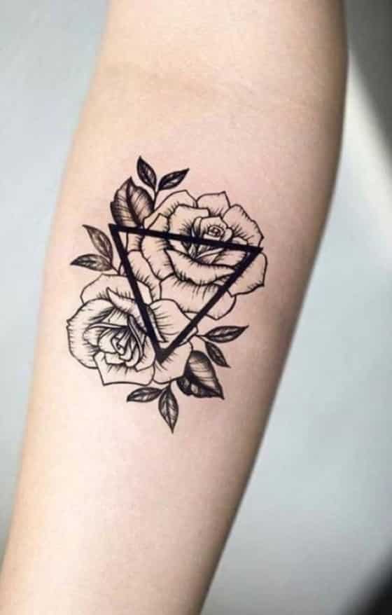 Tatuagem feminina pequena no braço triangulo floral site Tattoo And You tattooandyou.com.