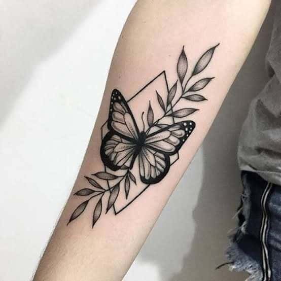 tatuagem borboleta com prisma no braço - As melhores tatuagens femininas de 2021 - Tattoo And You site tattooandyou.com.