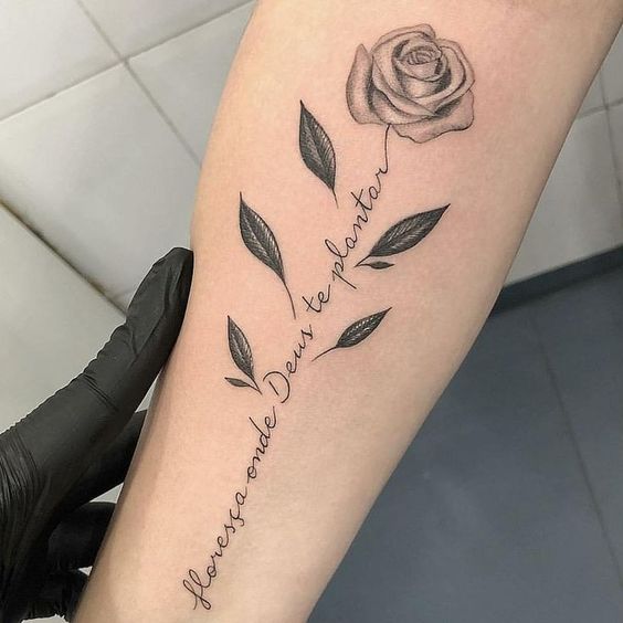 Tatuagem feminina de rosa com cabo de escrita site tattooandyou.com