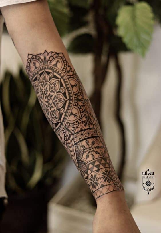 Tatuagem semi tribal com mandala no braço site tattooandyou.com