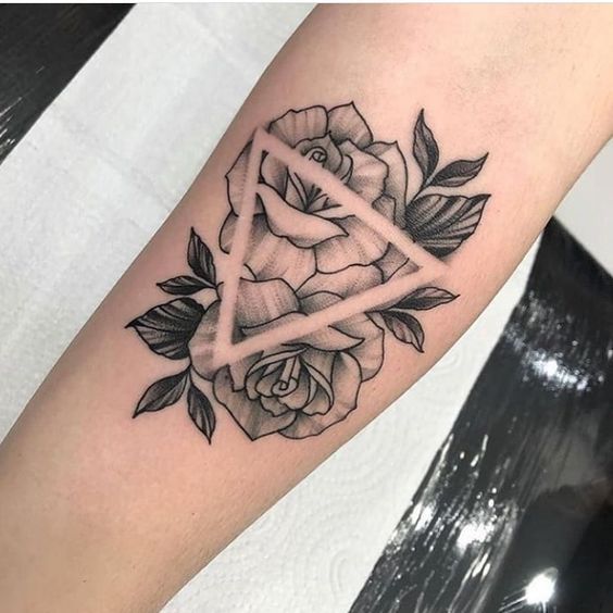 Tatuagem rosa com triangulo não preenchido braço site tattooandyou.com