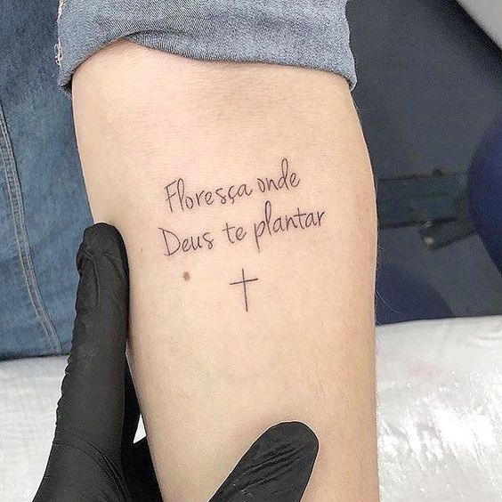 Tatuagem de escrita feminina com cruz minimalista - As melhores tatuagens femininas de 2021 - Tattoo And You site tattooandyou.com