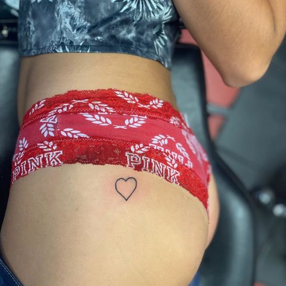 Tatuagem de coração fine no bumbum site tattooandyou.com