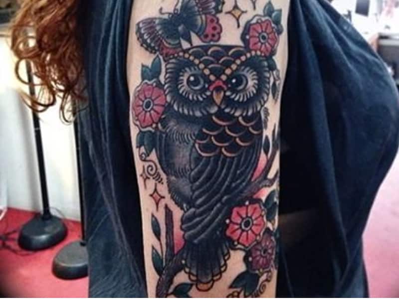 tatuagem colorida no braço feminina coruja site Tattoo And You tattooandyou.com.