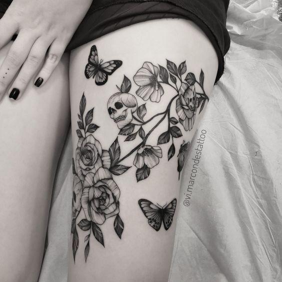 Tatuagem de rosas com caveira e borboletas site tattooandyou.com