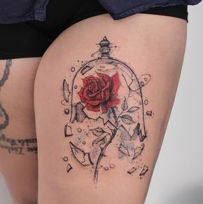 tatuagem feminina de rosa dentro de gaiola de vidro sendo quebrada site tattooandyou.com