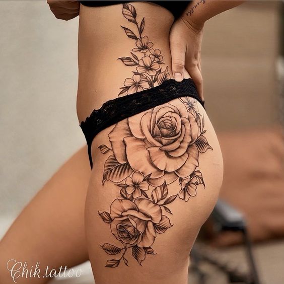 Tatuagem feminina de rosa na coxa subindo pra costela de mulher site tattooandyou.com 