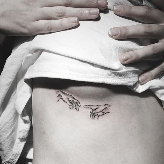 Tatuagem feminina de pintura muito famosa de mãos site tattooandyou.com