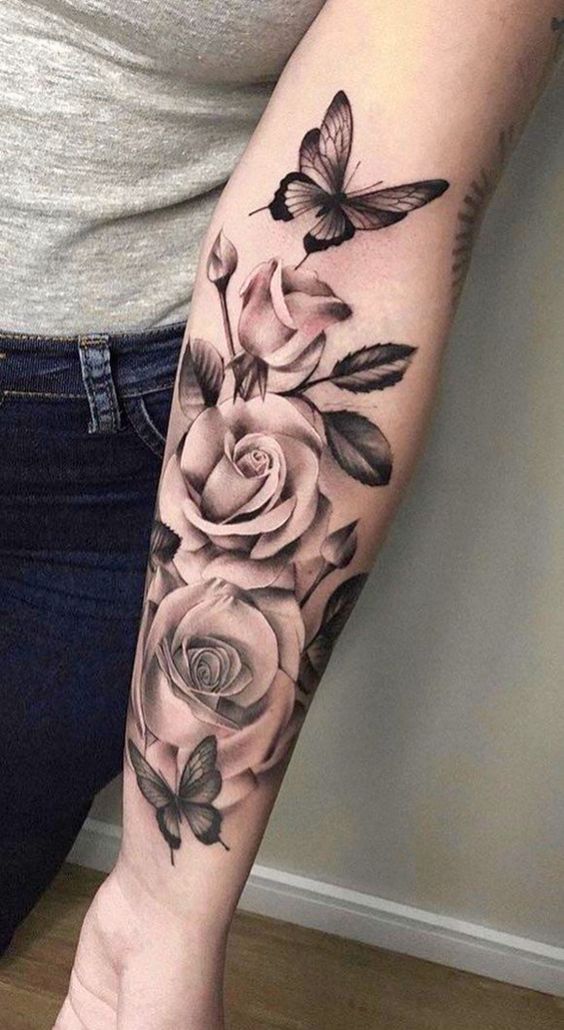 tatuagem feminina rosas em realismo no braço com borboleta site tattooandyou.com