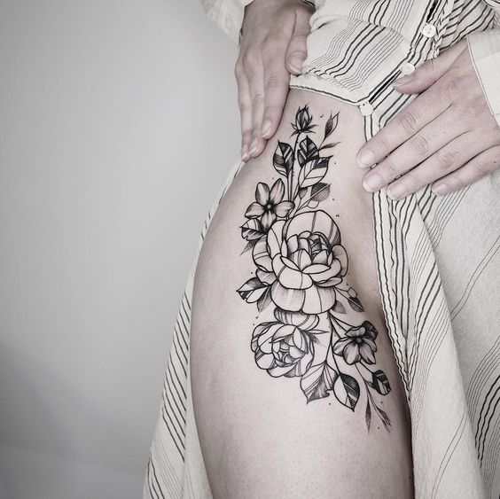 Tatuagem feminina de rosas em coxa feminina perto da virilha  site tattooandyou.com