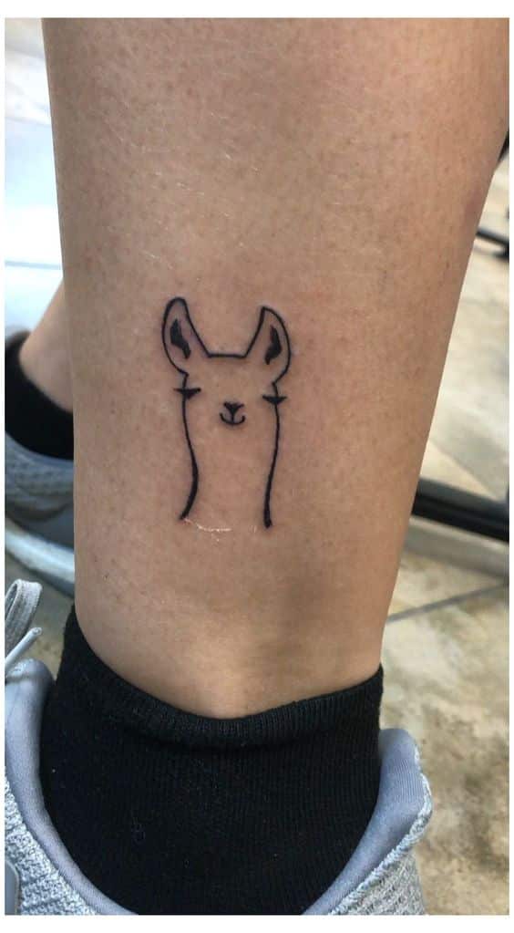 Tatuagem minimalista de lhama na canela site tattooandyou.com