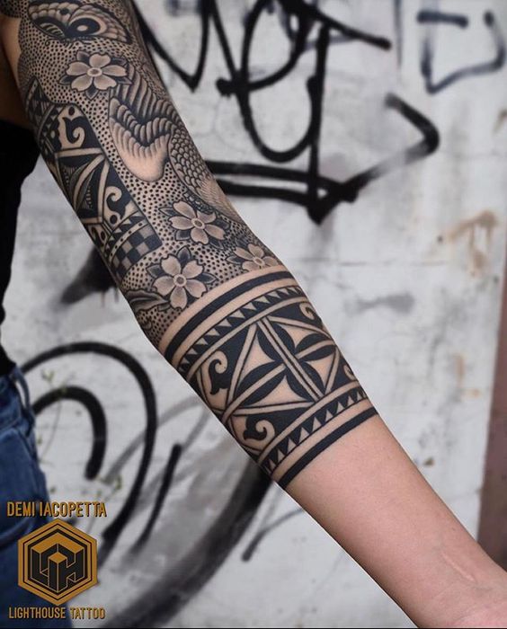 Tatuagem tribal estilo bracelete com pontilhismo site tattooandyou.com