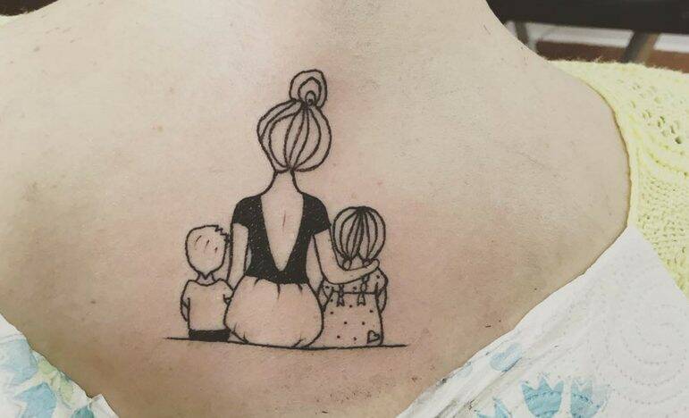 as tatuagens de filhos mais bonitas do mundo mãe e filhos sentados de costas