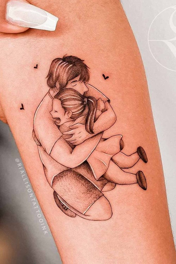 as tatuagens de filhos mais bonitas do mundo pa abraçando menina