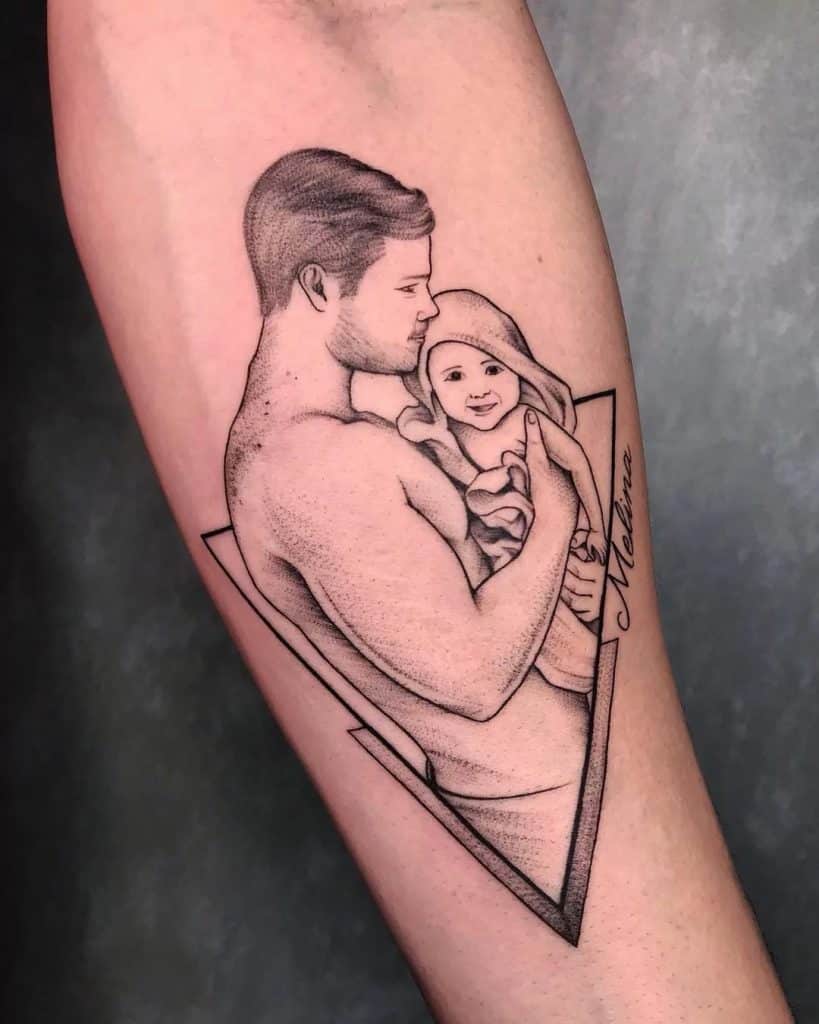 as tatuagens de filhos mais bonitas do mundo pai com menina no colo