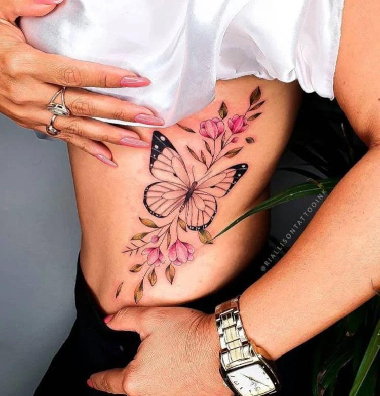 melhores tatuagens femininas de 2023 borboleta e floral