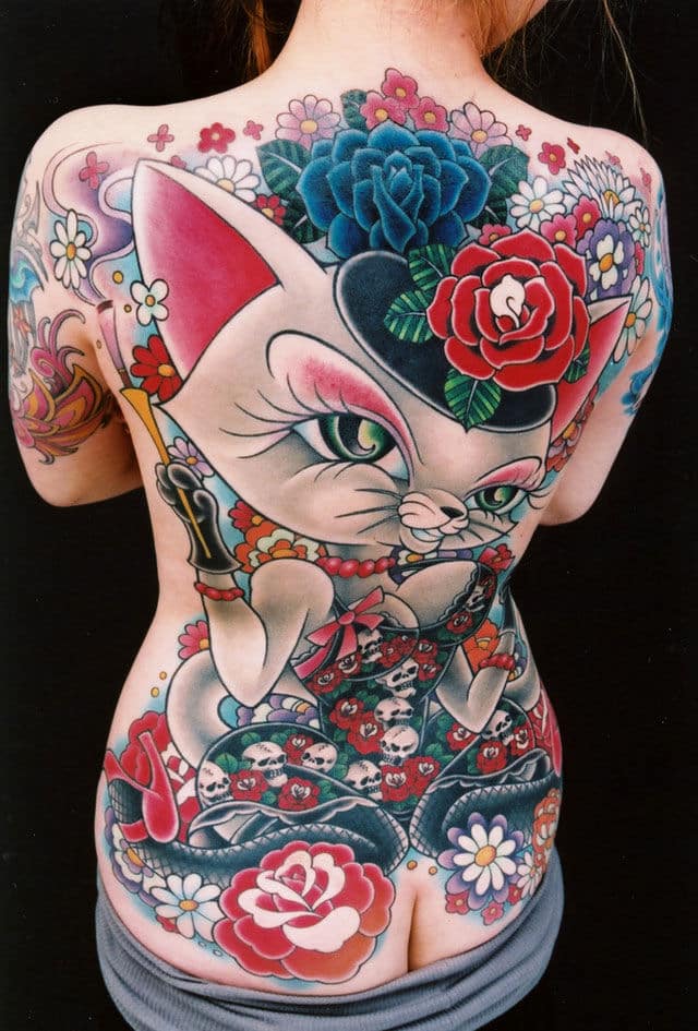 melhores tatuagens femininas de 2023 gato colorido e floral