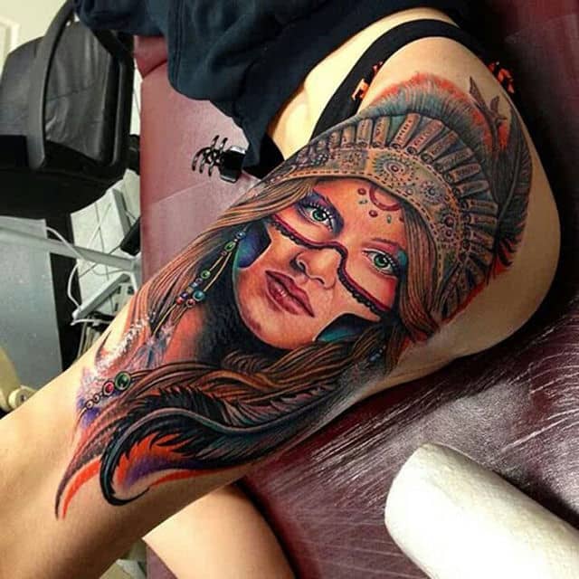 melhores tatuagens femininas de 2023 pessoa com adereços indigenas