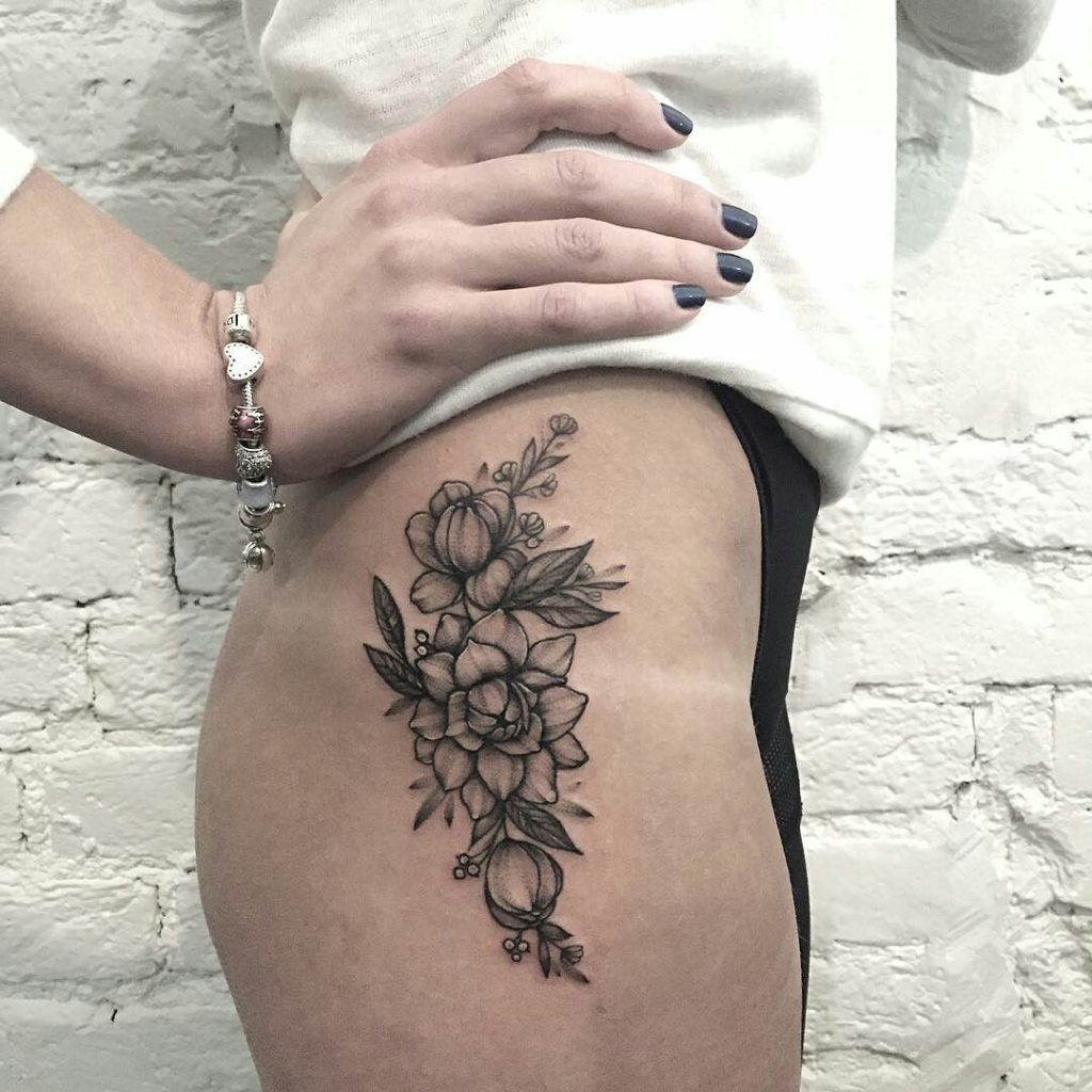 tatuagens na cintura mais bonitas e perfeitas floral vertical