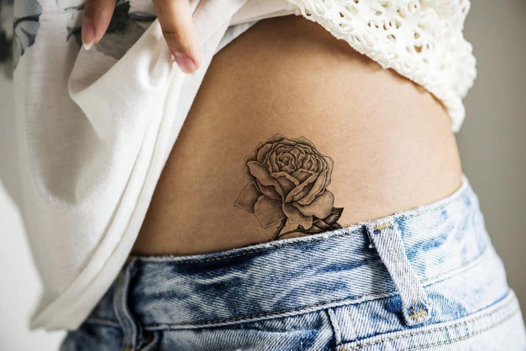 tatuagens na cintura mais bonitas e perfeitas rosa vertical