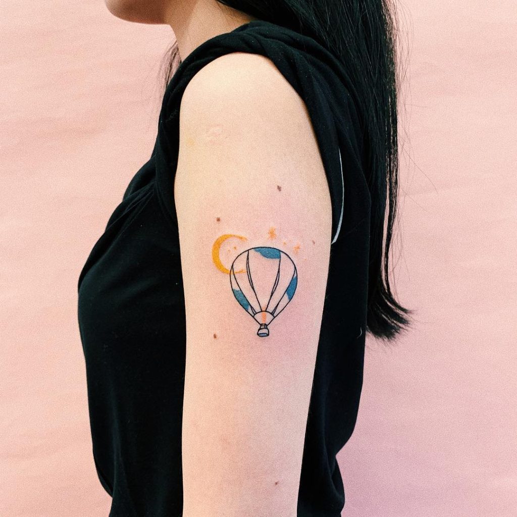 tatuagens no braço feminina balão colorido