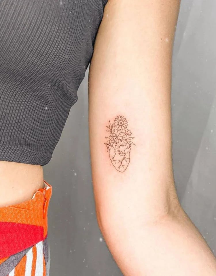 tatuagens no braço feminina coração e flores