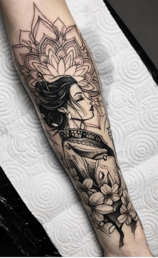 tatuagens no braço feminina gueixa e floral