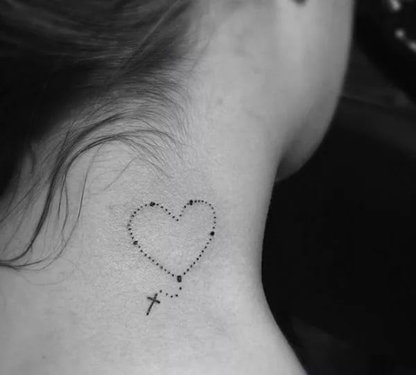 tatuagens no pescoço femininas lindas e delicadas coração de crucifixo