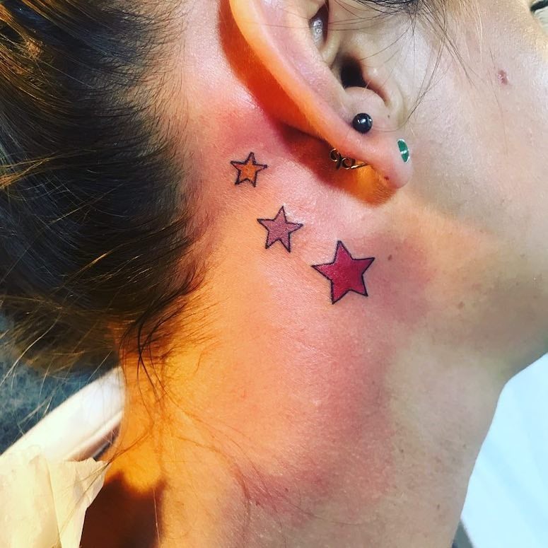 tatuagens no pescoço femininas lindas e delicadas estrelas vermelhas