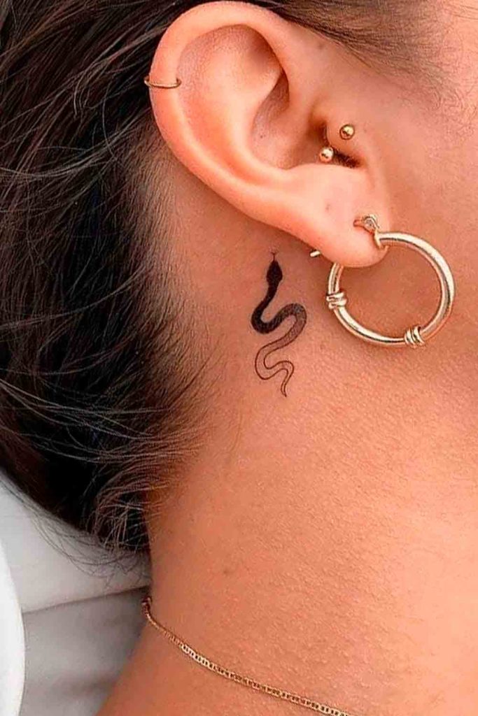 tatuagens no pescoço femininas lindas e delicadas mini serpente