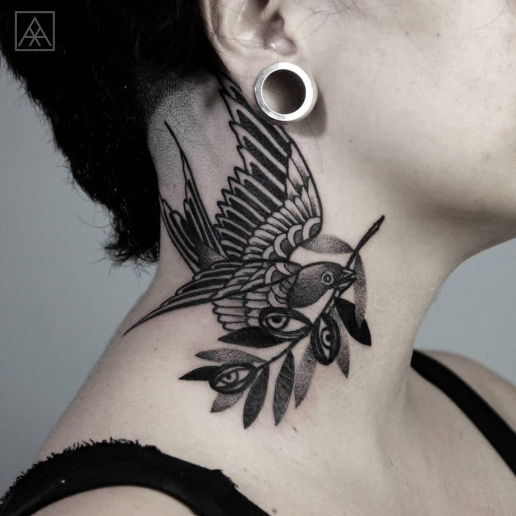 tatuagens no pescoço femininas lindas e delicadas passaro com ramo de flores