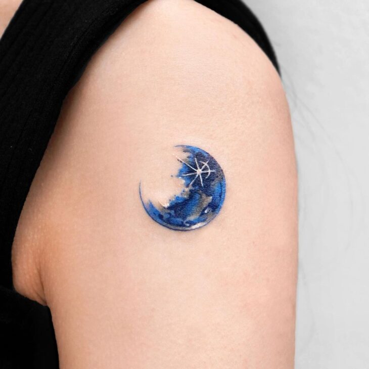 as mais bonitas e diversas tatuagens de lua lua azul