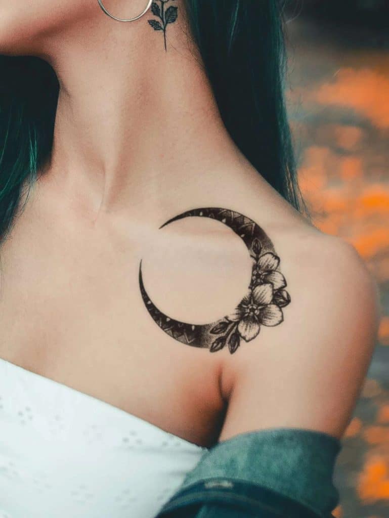 as mais bonitas e diversas tatuagens de lua meia lua com ramo de flores