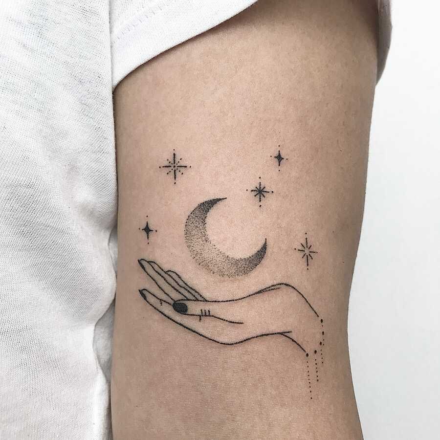 as mais bonitas e diversas tatuagens de lua lua com mão