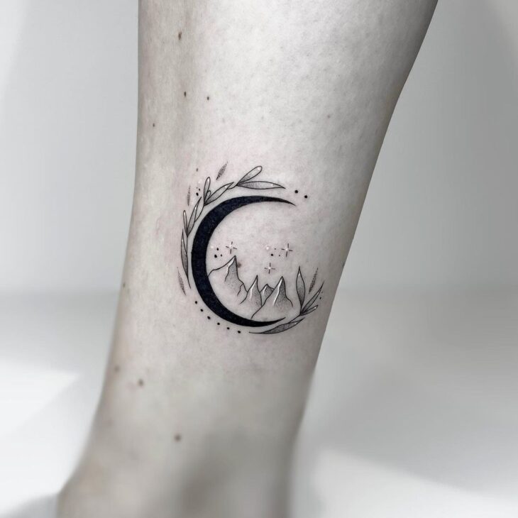 as mais bonitas e diversas tatuagens de lua luas com montanhas