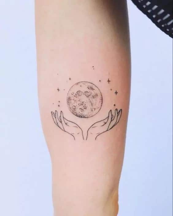 as mais bonitas e diversas tatuagens de lua mãos e lua completa