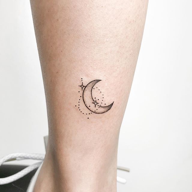 as mais bonitas e diversas tatuagens de lua meia lua estilo desenho