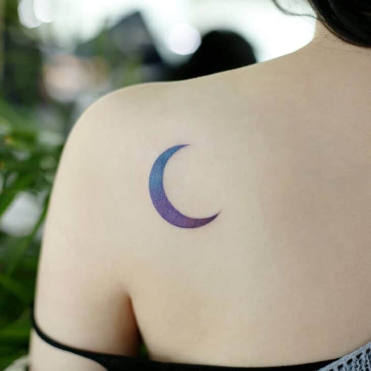 as mais bonitas e diversas tatuagens de lua metade lua azul