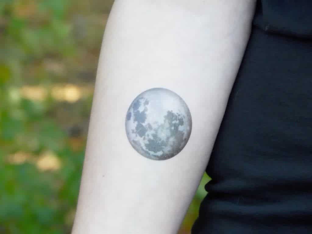 as mais bonitas e diversas tatuagens de lua palida lua azul