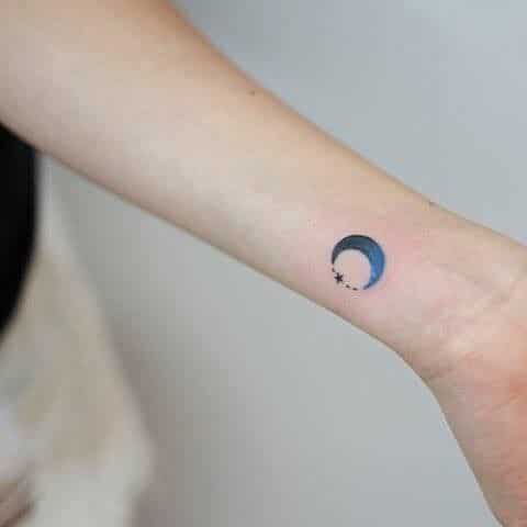 as mais bonitas e diversas tatuagens de lua pequena lua azul