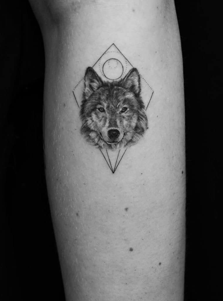 as mais bonitas e novas tatuagens de lobo lobo piramide