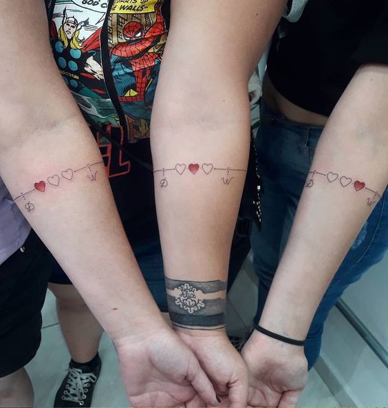 as mais bonitas tatuagens de irmãos corações