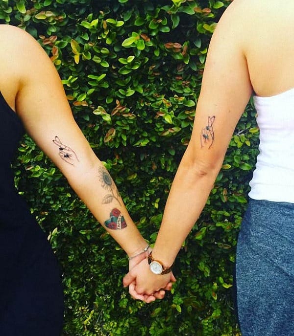 as mais bonitas tatuagens de irmãos dedos cruzados