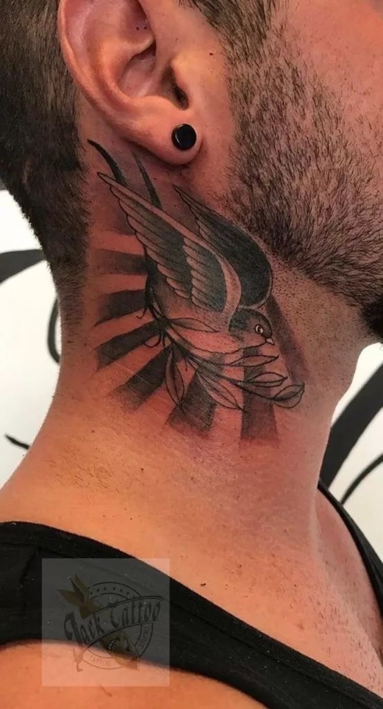 as mais bonitas tatuagens no pescoço masculino asas