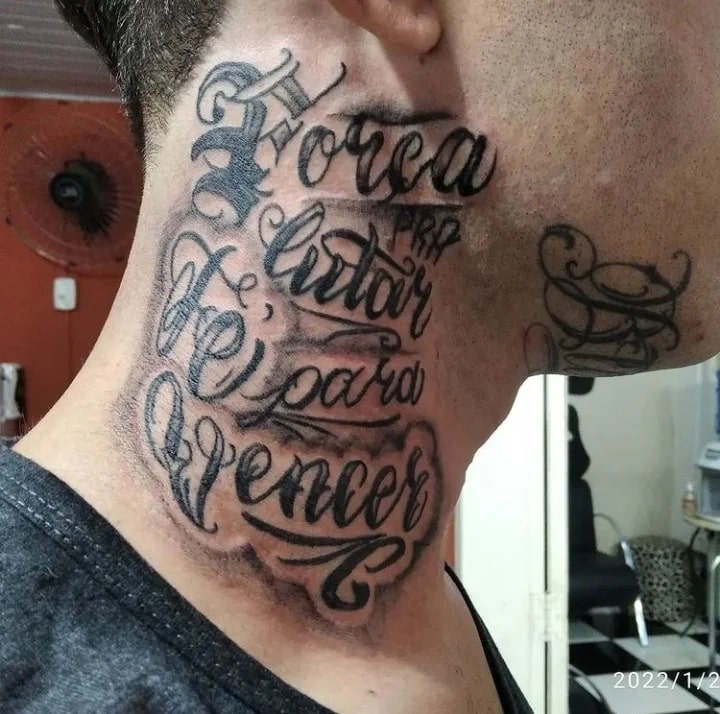 as mais bonitas tatuagens no pescoço masculino grafite