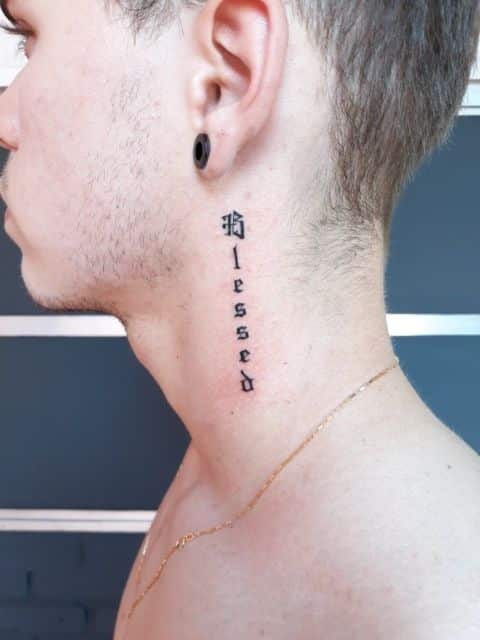 as mais bonitas tatuagens no pescoço masculino letras orientais