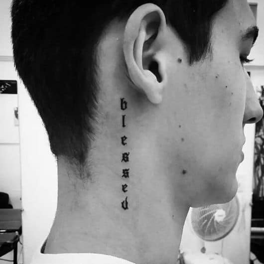 as mais bonitas tatuagens no pescoço masculino letras